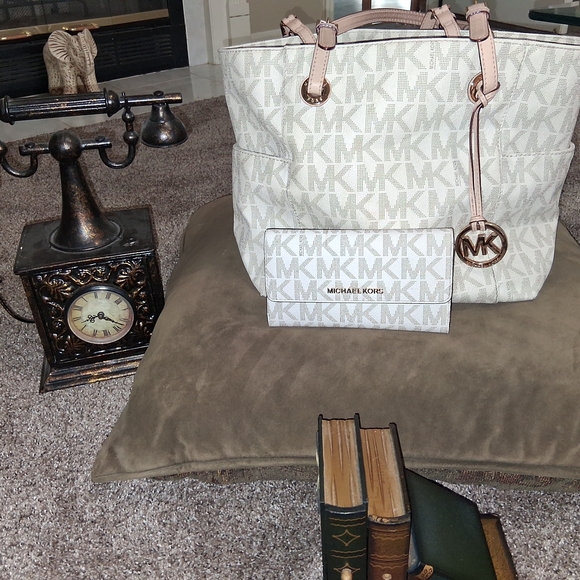 Michael Kors Cream and Tan Tote Bag - Picture 4 of 10